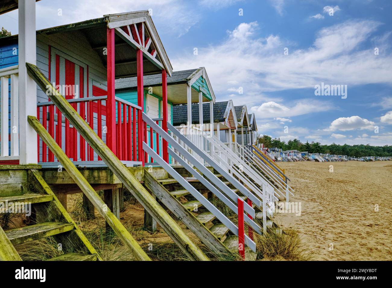 Wells-next-the-Sea, Norfolk, England, Großbritannien - hübsche mehrfarbige Holzhütten am Sandstrand von Wells. Stockfoto