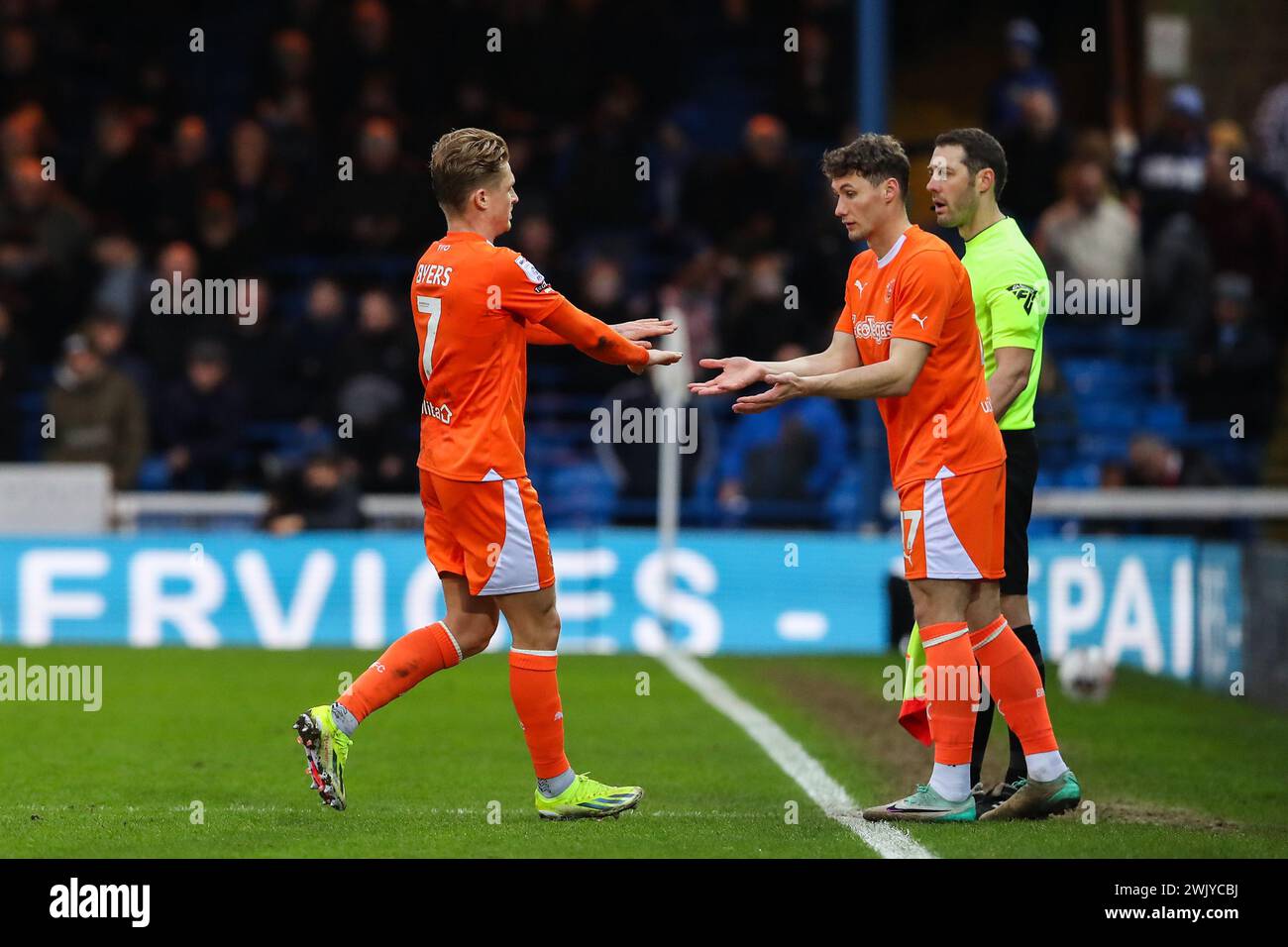 George Byers von Blackpool wird während des Spiels der Sky Bet League 1 von Peterborough United gegen Blackpool im Weston Homes Stadium, Peterborough, Vereinigtes Königreich, 17. Februar 2024 ersetzt (Foto: Gareth Evans/News Images) Stockfoto