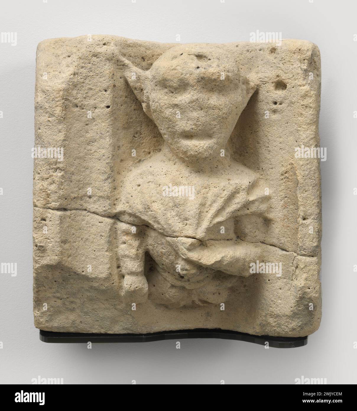 Karikaturale Büste (Titel vergeben). Kalkstein. Carnavalet Museum, Geschichte von Paris. Karikaturaler oder imaginärer Charakter in einer Form. Die Figur zeigt große spitze Ohren und wird als die Figur von Jean de Cognault in der Kathedrale von Sens in Formteilen platziert. Stockfoto