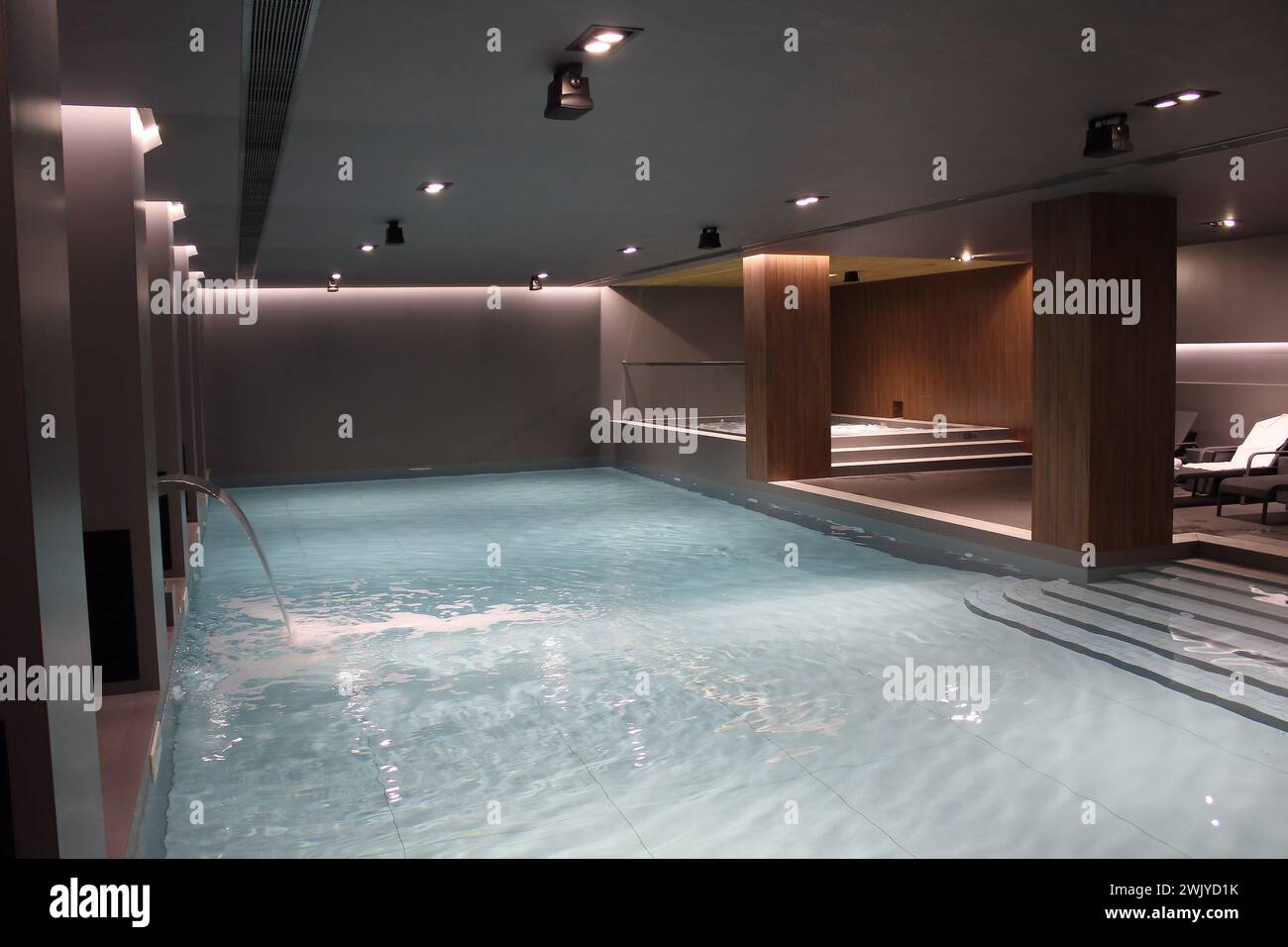 SPA-Bereich in klassischem, modernem Stil mit Whirlpool, Pool, Wasserfällen und Ruhebereich Stockfoto