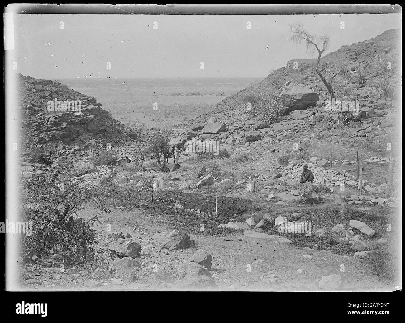 Blick auf Afrika - felsige Landschaft mit Charakteren (gebräuchlicher Name). Fotoplatte aus Glas. Museum des romantischen Lebens. Stockfoto