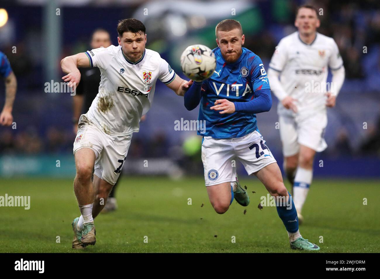 Connor Wood der Tranmere Rovers (links) und Connor Lemonheigh-Evans im Stockport County kämpfen um den Ball während des Spiels der Sky Bet League Two in Prenton Park, Birkenhead. Bilddatum: Samstag, 17. Februar 2024. Stockfoto