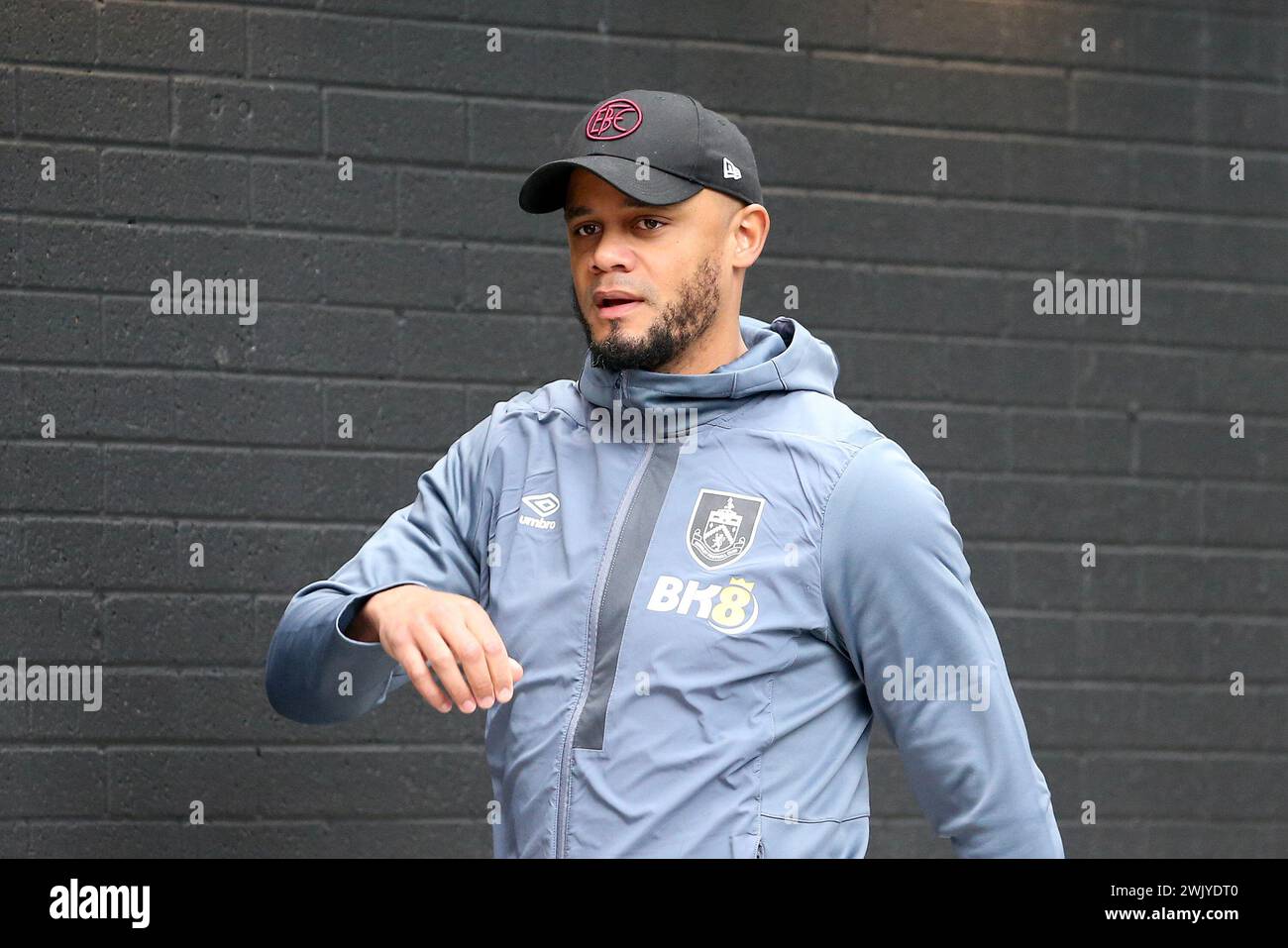 Burnley, Großbritannien. Februar 2024. Vincent Kompany, der Manager von Burnley, kommt ins Stadion. Premier League Match, Burnley gegen Arsenal am Samstag, den 17. Februar 2024, im Turf Moor in Burnley, Lancs. Dieses Bild darf nur für redaktionelle Zwecke verwendet werden. Nur redaktionelle Verwendung, Bild von Chris Stading/Andrew Orchard Sportfotografie/Alamy Live News Credit: Andrew Orchard Sportfotografie/Alamy Live News Stockfoto