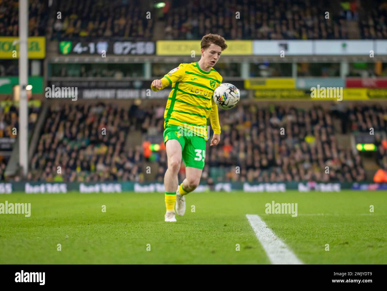 Kellen Fisher aus Norwich City kontrolliert den Ball während des Sky Bet Championship-Spiels zwischen Norwich City und Cardiff City in der Carrow Road, Norwich am Samstag, den 17. Februar 2024. (Foto: David Watts | MI News) Credit: MI News & Sport /Alamy Live News Stockfoto