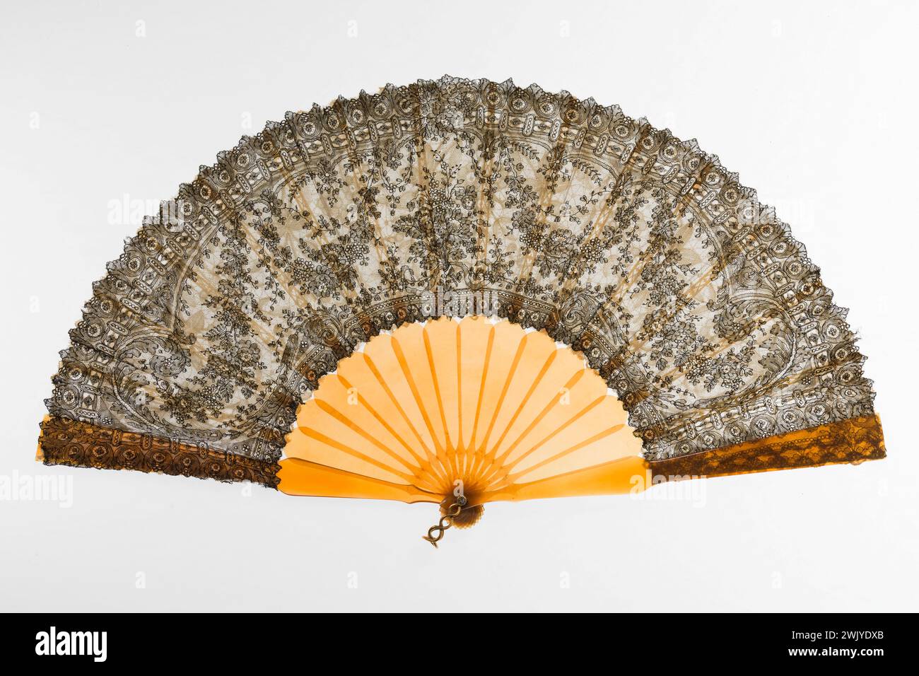 EVENTAIL. Schwarze Chantilly-Spitze (vorne) und weiße Spitze (hinten), blonder Schuppenrahmen. Paris, Carnavalet Museum. 99053-25 Modeaccessoire, Eventail Stockfoto