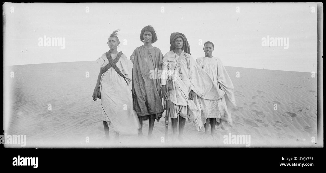 Installation von vier Unterstützern in der Wüste (gebräuchlicher Name). Fotoplatte aus Glas. Museum des romantischen Lebens. Stockfoto