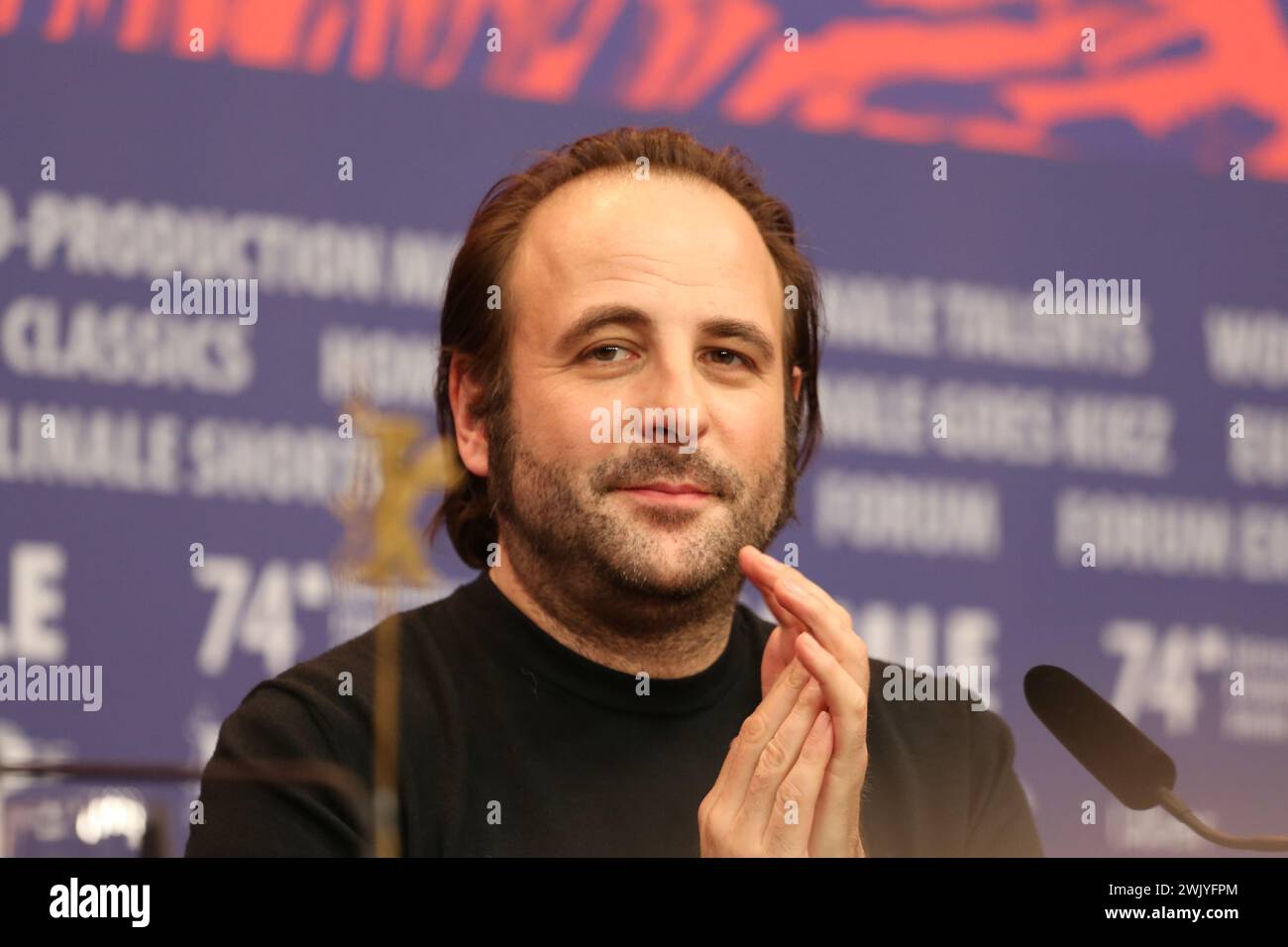 Berlin, 17. Februar 2024, Schauspieler Vincent Macaigne bei der Pressekonferenz zum Film Suspended Time (Hors du Temps) beim 74. Internationalen Filmfestival Berlinale. Foto: Doreen Kennedy / Alamy Live News. Stockfoto