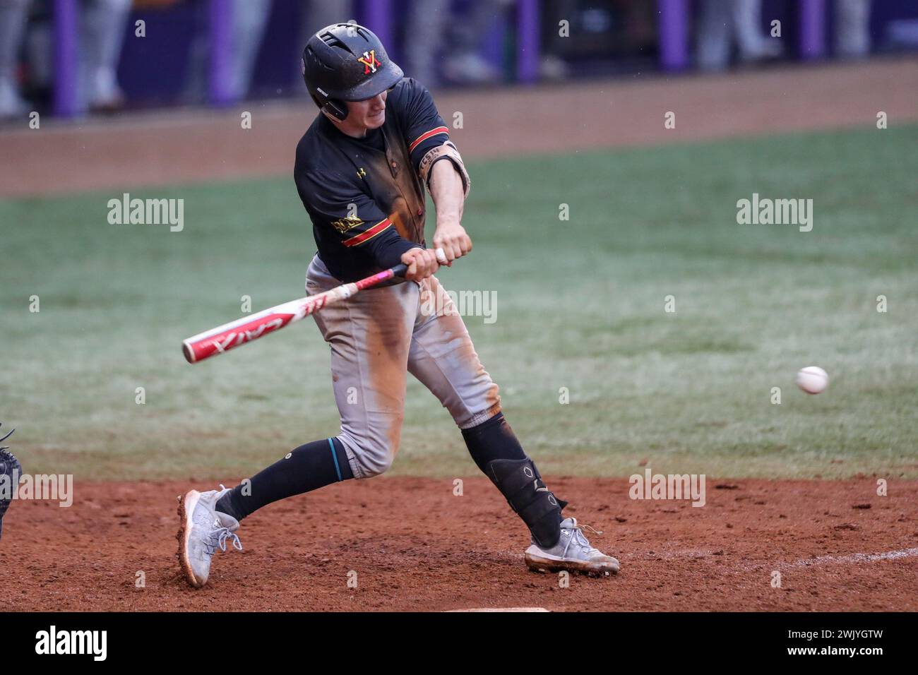 Baton Rouge, LA, USA. Februar 2024. Ty Swaim (14) sucht im Alex Box Stadium, Skip Bertman Field in Baton Rouge, LA, nach einem Hit im NCAA Baseball-Action zwischen den VMI Keydets und den LSU Tigers. Jonathan Mailhes/CSM/Alamy Live News Stockfoto