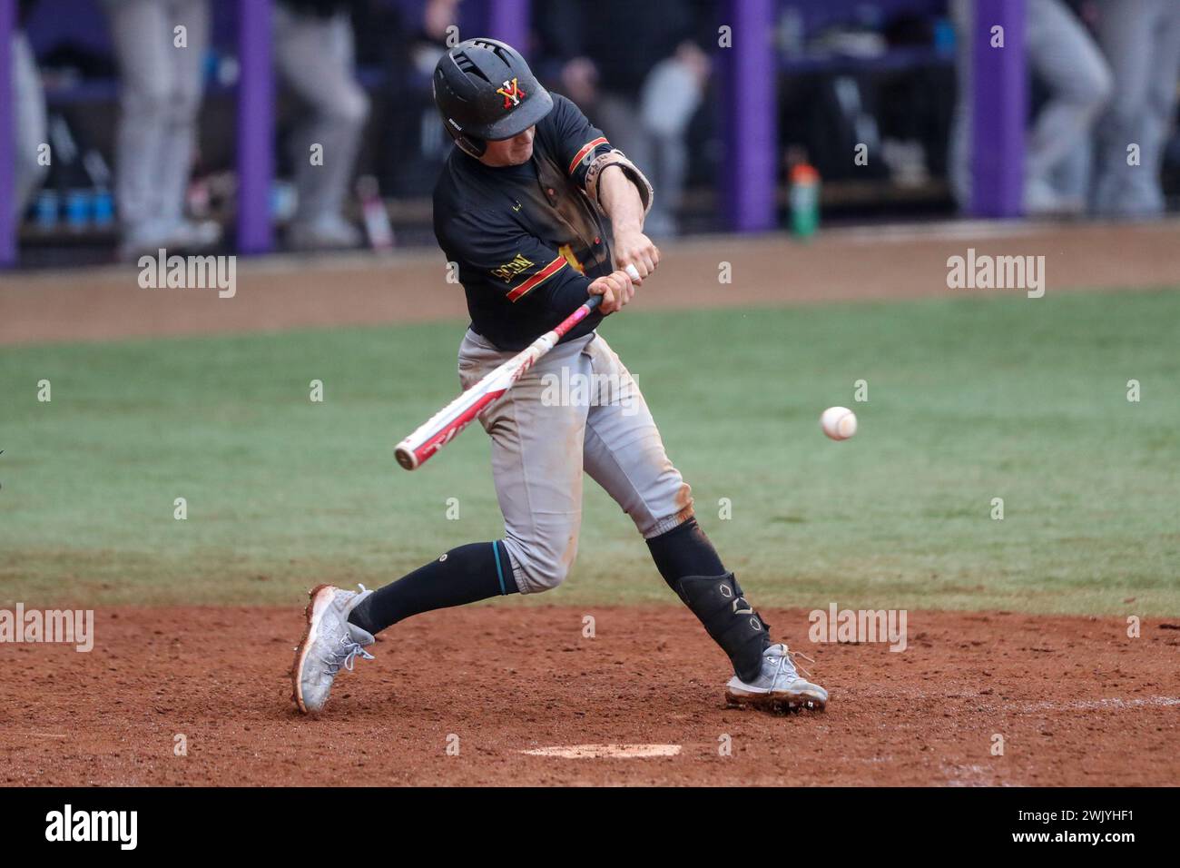 Baton Rouge, LA, USA. Februar 2024. Ty Swaim (14) sucht im Alex Box Stadium, Skip Bertman Field in Baton Rouge, LA, nach einem Hit im NCAA Baseball-Action zwischen den VMI Keydets und den LSU Tigers. Jonathan Mailhes/CSM/Alamy Live News Stockfoto
