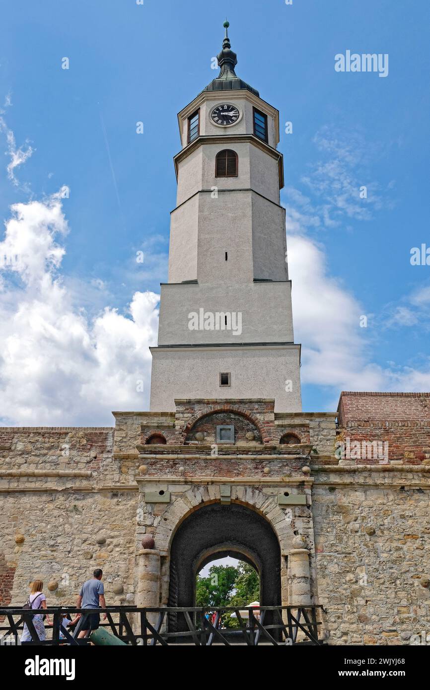 Belgrad, Serbien - 5. Juli 2021: Wahrzeichen des alten Sahatturms an der Festung des Kalemegdan-Parks. Stockfoto