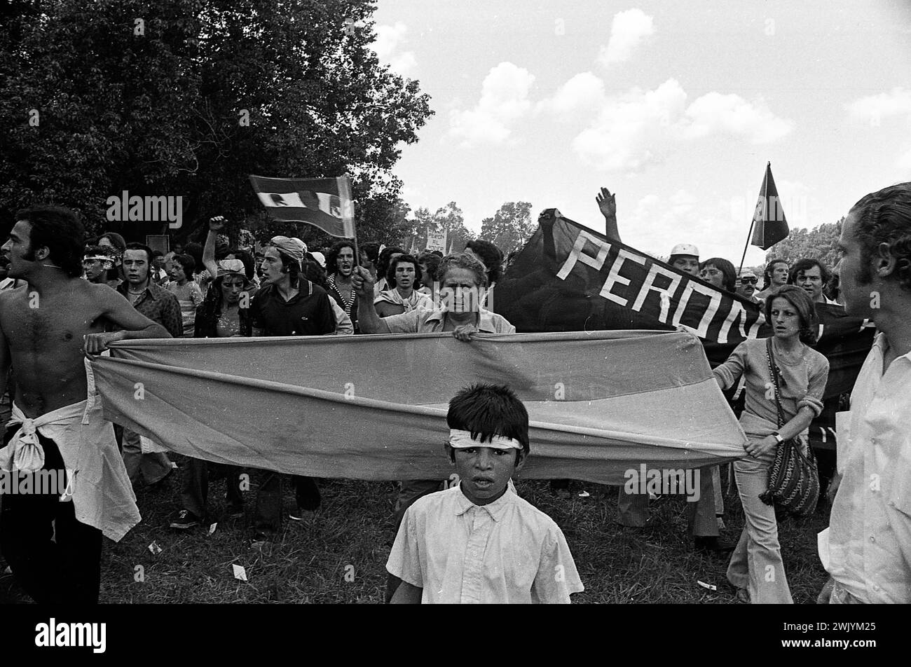 Die argentinischen Peronisten (Descamisados) feiern den Start der Präsidentschaftskarte von Héctor José Cámpora für die bevorstehenden Parlamentswahlen im März 1973, San Antonio de Areco, Provinz Buenos Aires, Argentinien, 22. Januar 1973. Stockfoto