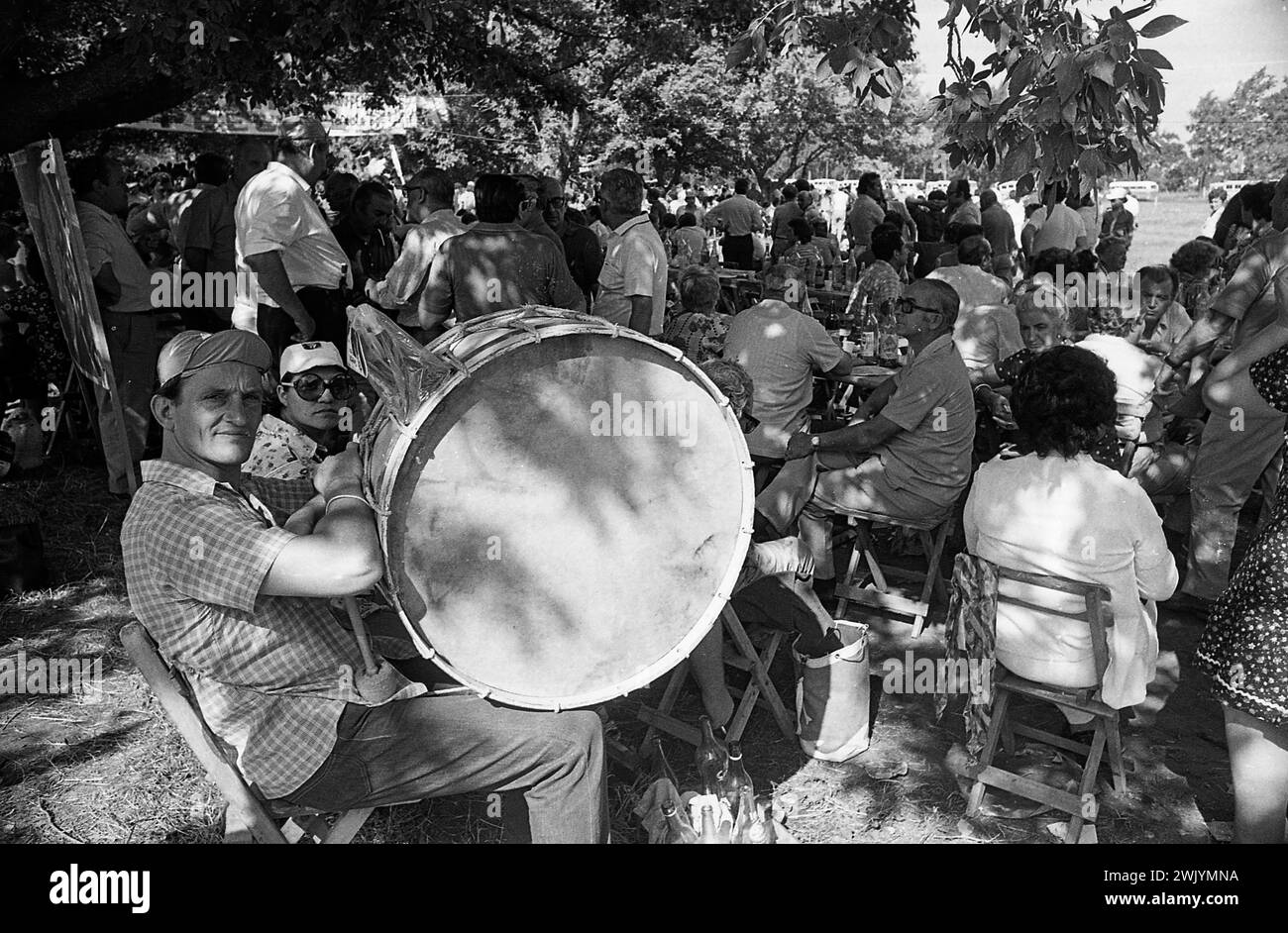 Die argentinischen Peronisten (Descamisados) feiern den Start der Präsidentschaftskarte von Héctor José Cámpora für die bevorstehenden Parlamentswahlen im März 1973, San Antonio de Areco, Provinz Buenos Aires, Argentinien, 22. Januar 1973. Stockfoto