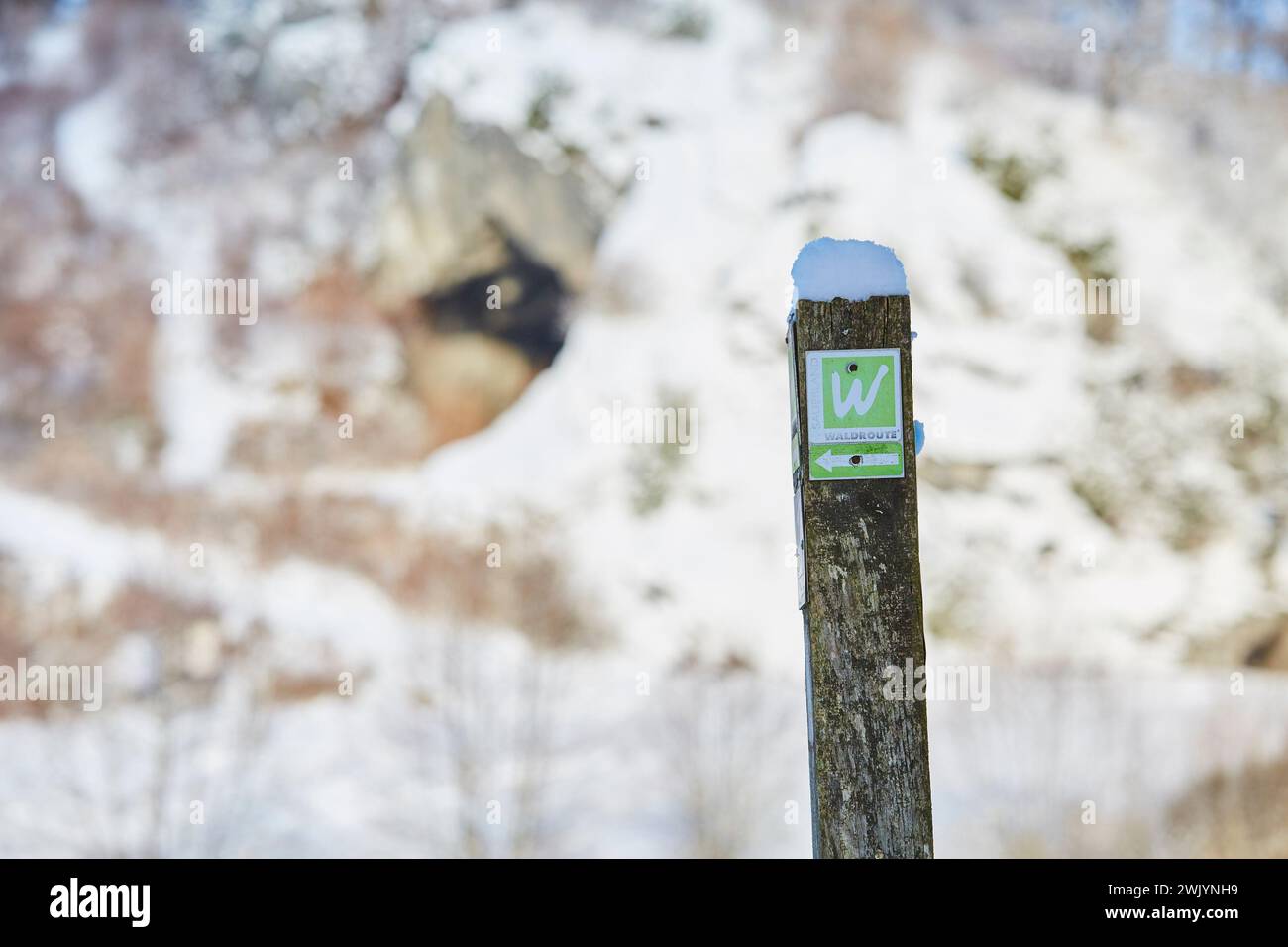 Hohler Stein im Lörmecke Tal bei Rüthen-Kallenhardt, im Schnee Januar 2024, Nordreihn-Westfalen, Deutschland, Europa Stockfoto