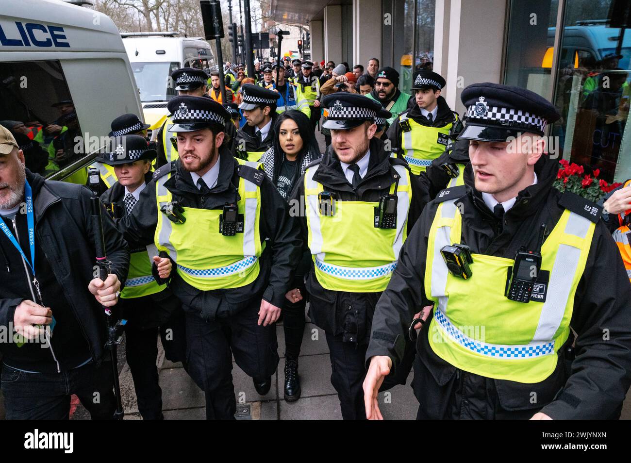 London, Großbritannien. 17. Februar 2024. Tausende marschieren für den „Nationalmarsch für Palästina“ in Zentral-London, um Palästina zu unterstützen und einen Waffenstillstand zwischen Israel und Hamas zu fordern. Die Polizei verhaftet einen Demonstranten von Hyde Park Corner. Anrede: Andrea Domeniconi/Alamy Live News Stockfoto