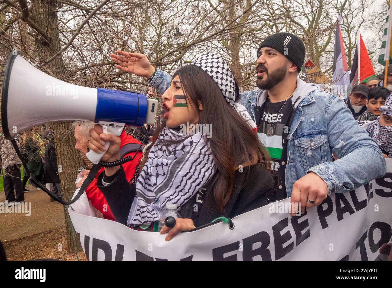 London, Großbritannien. Februar 2024. Ein gewaltiger marsch zur israelischen Botschaft erfordert einen vollständigen Waffenstillstand in Gaza und ein Ende des Völkermords. Die israelischen Streitkräfte haben inzwischen über 30.000, hauptsächlich Frauen und Kinder, getötet, ignorieren das Urteil des Internationalen Gerichtshofs und starten einen brutalen Angriff auf Rafah. Humanitäre Hilfe und medizinische Versorgung sind dringend erforderlich, um Massensterben durch Krankheiten und Hunger zu vermeiden, und die Finanzierung des UNRWA ist von entscheidender Bedeutung. Die Demonstranten fordern eine politische Lösung, um Palästina Frieden und Gerechtigkeit zu bringen. Peter Marshall/Alamy Live News Stockfoto