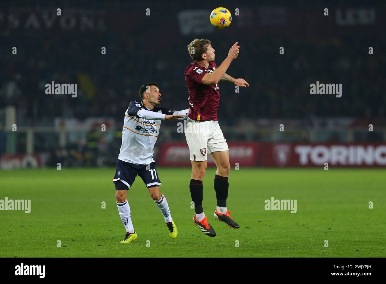 David Zima von Torino FC und Nicola Sansone von US Lecce während des Spiels der Serie A zwischen Torino FC und US Lecce am 16. Februar 2024 im Olympic Grand Stockfoto