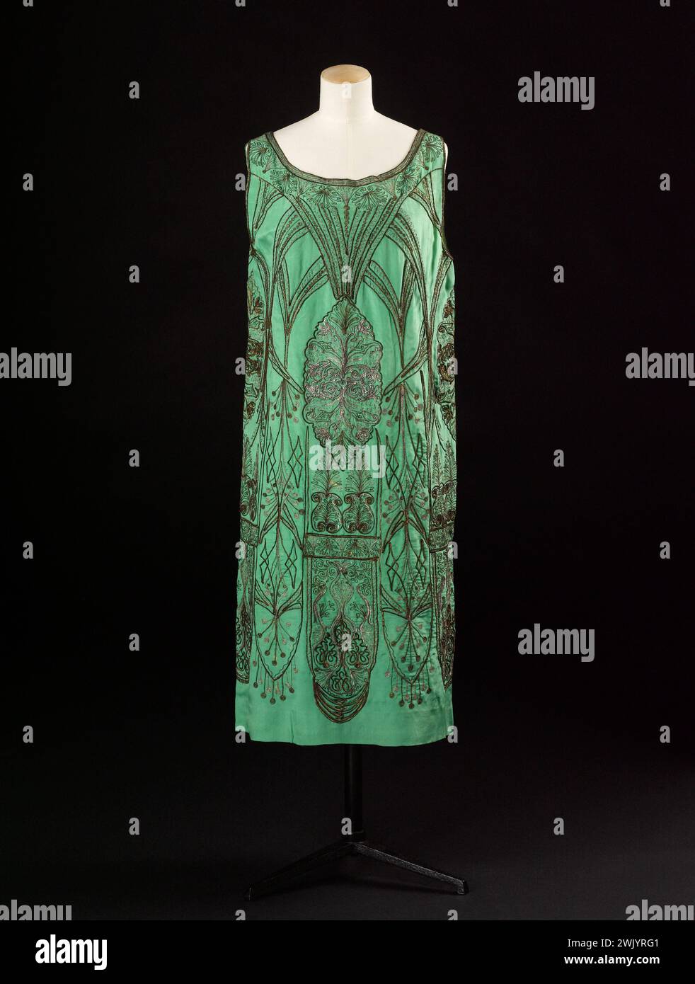 Babani. Abendkleid. Grüne Seidenleinen, Stickerei aus silbernen und bronzenen Metalldrähten; Innenfutter aus Seidenleinen aus Champagne. 1920er Jahre Galliera, Modemuseum der Stadt Paris. 101861-4 Haute Couture, weiblicher Modus, weibliches Modell Stockfoto