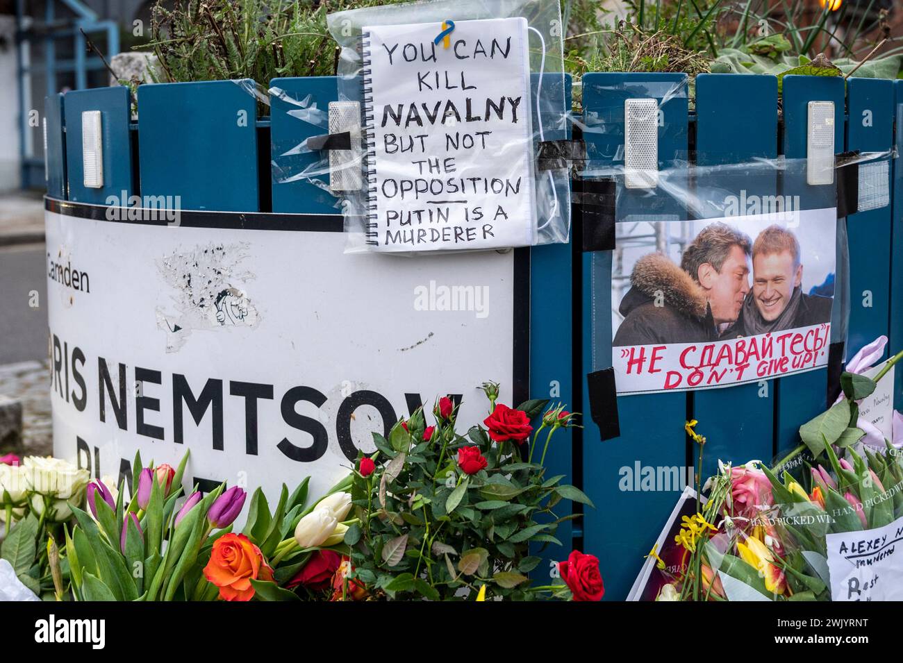 Ein Schrein für Alexej Nawalny am Boris Nemstow Place, London mit Blumen und einer Karte, die besagt, dass Putin Nawalny töten kann, aber nicht die Opposition töten kann. Stockfoto