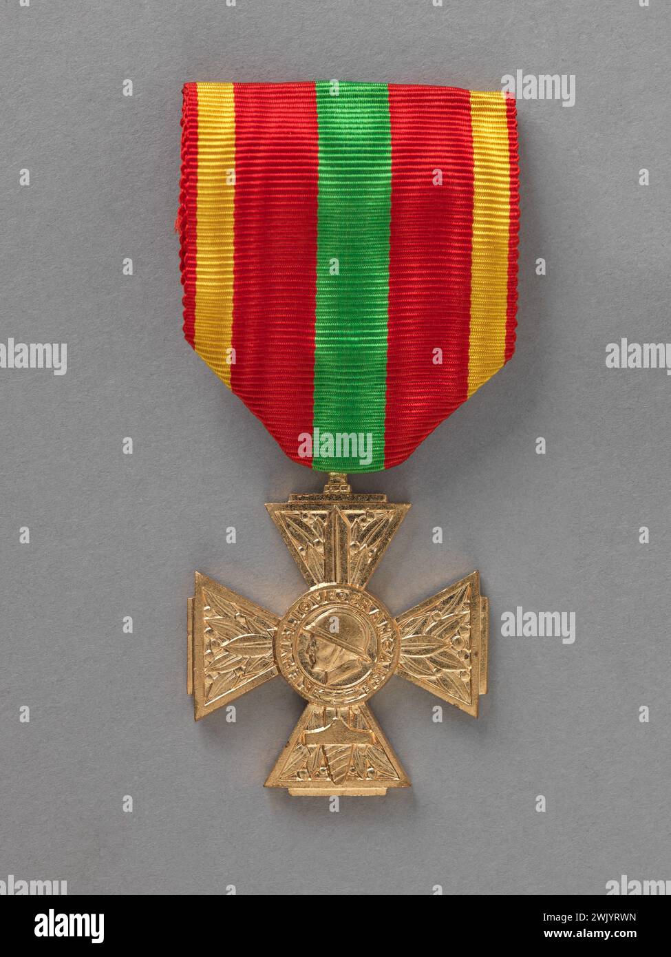 Währung von Paris, Kreuz des freiwilligen Kämpfers (CCV) der SGT Raymond Garnier (2/8/II RMT) (zugeordneter Titel), 1960. Goldenes Metall (Bronze), Stoff. Museum der Befreiung von Paris - General Leclerc Museum - Jean Moulin Museum. Stockfoto