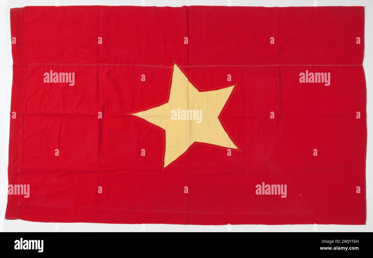 Viet-minh-Flagge, Krieg während des Indochina-Krieges. Stoff, 1945-1954. General Leclerc Museum von Hauteclocque und die Befreiung von Paris, Jean Moulin Museum. 78983-29 Flagge, Stern, Indochina-Krieg, Gelb, vietnamesische politische und paramilitärische Organisation, Indochinesische Kommunistische Partei, Rot, Stoff, Vietnam-Minh, Vietminh Stockfoto