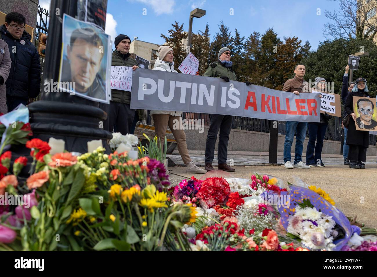 Washington, District of Columbia, USA. Februar 2024. Am Samstag, den 17. Februar 2024, treffen sich die Trauernden vor der russischen Botschaft in Washington, District of Columbia, um an Alexej Anatoljewitsch Nawalny zu erinnern, einen russischen Oppositionsführer, Anwalt, Anti-Korruptions-Aktivist und politischen Gefangenen, der gestern im Gefängnis starb. (Kreditbild: © Eric Kayne/ZUMA Press Wire) NUR REDAKTIONELLE VERWENDUNG! Nicht für kommerzielle ZWECKE! Stockfoto