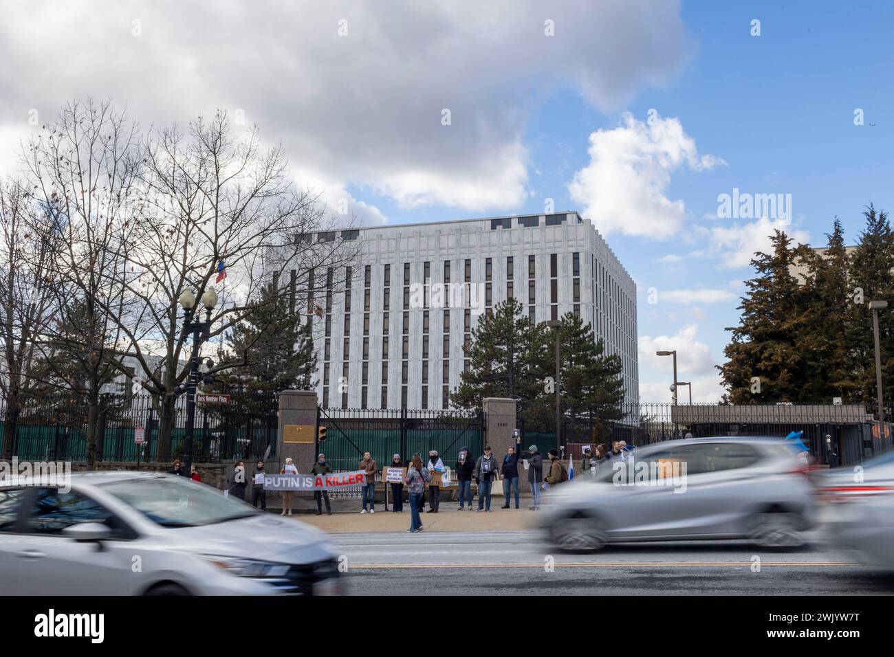 Washington, District of Columbia, USA. Februar 2024. Am Samstag, den 17. Februar 2024, treffen sich die Trauernden vor der russischen Botschaft in Washington, District of Columbia, um an Alexej Anatoljewitsch Nawalny zu erinnern, einen russischen Oppositionsführer, Anwalt, Anti-Korruptions-Aktivist und politischen Gefangenen, der gestern im Gefängnis starb. (Kreditbild: © Eric Kayne/ZUMA Press Wire) NUR REDAKTIONELLE VERWENDUNG! Nicht für kommerzielle ZWECKE! Stockfoto