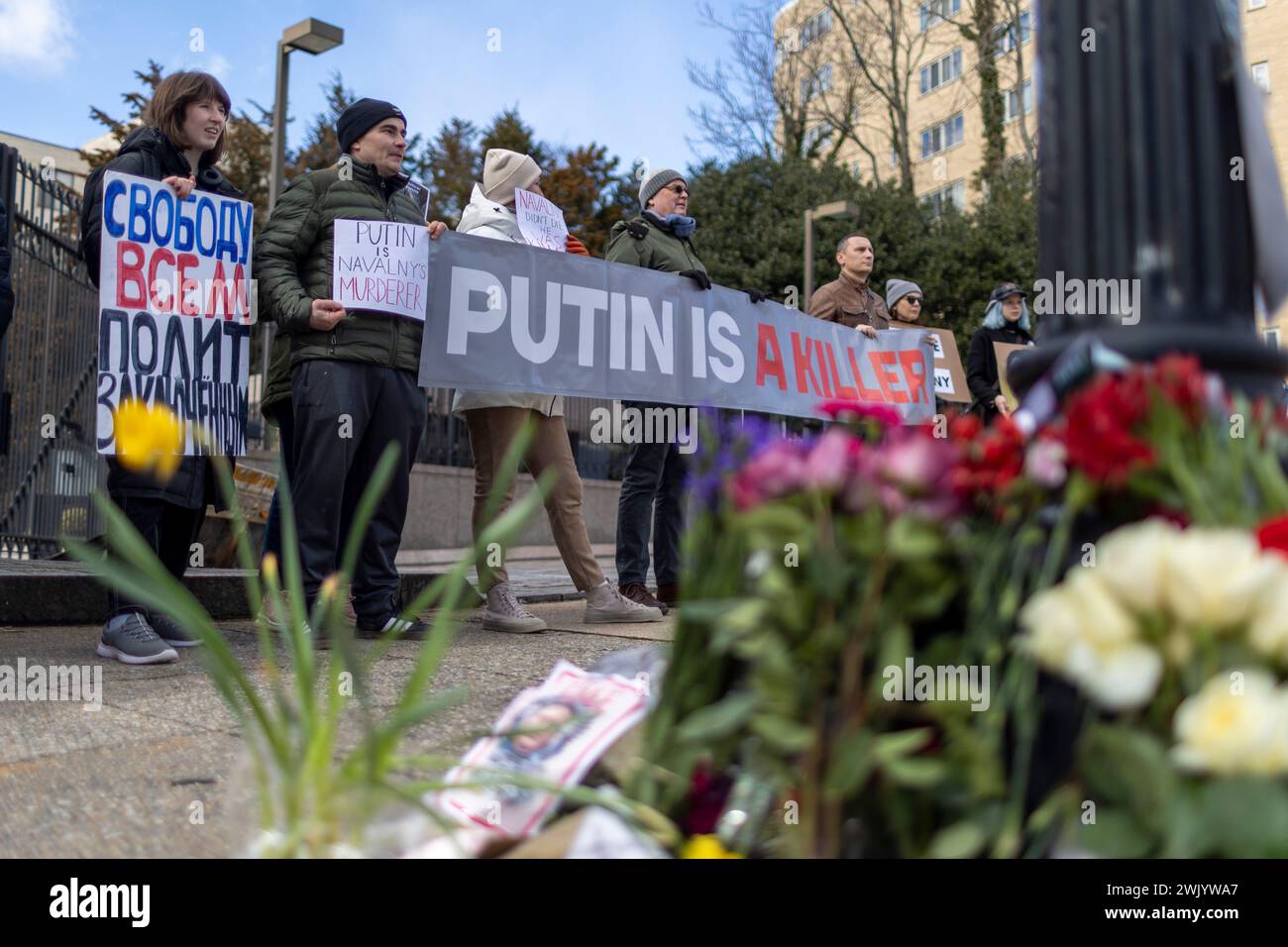 Washington, District of Columbia, USA. Februar 2024. Am Samstag, den 17. Februar 2024, treffen sich die Trauernden vor der russischen Botschaft in Washington, District of Columbia, um an Alexej Anatoljewitsch Nawalny zu erinnern, einen russischen Oppositionsführer, Anwalt, Anti-Korruptions-Aktivist und politischen Gefangenen, der gestern im Gefängnis starb. (Kreditbild: © Eric Kayne/ZUMA Press Wire) NUR REDAKTIONELLE VERWENDUNG! Nicht für kommerzielle ZWECKE! Stockfoto