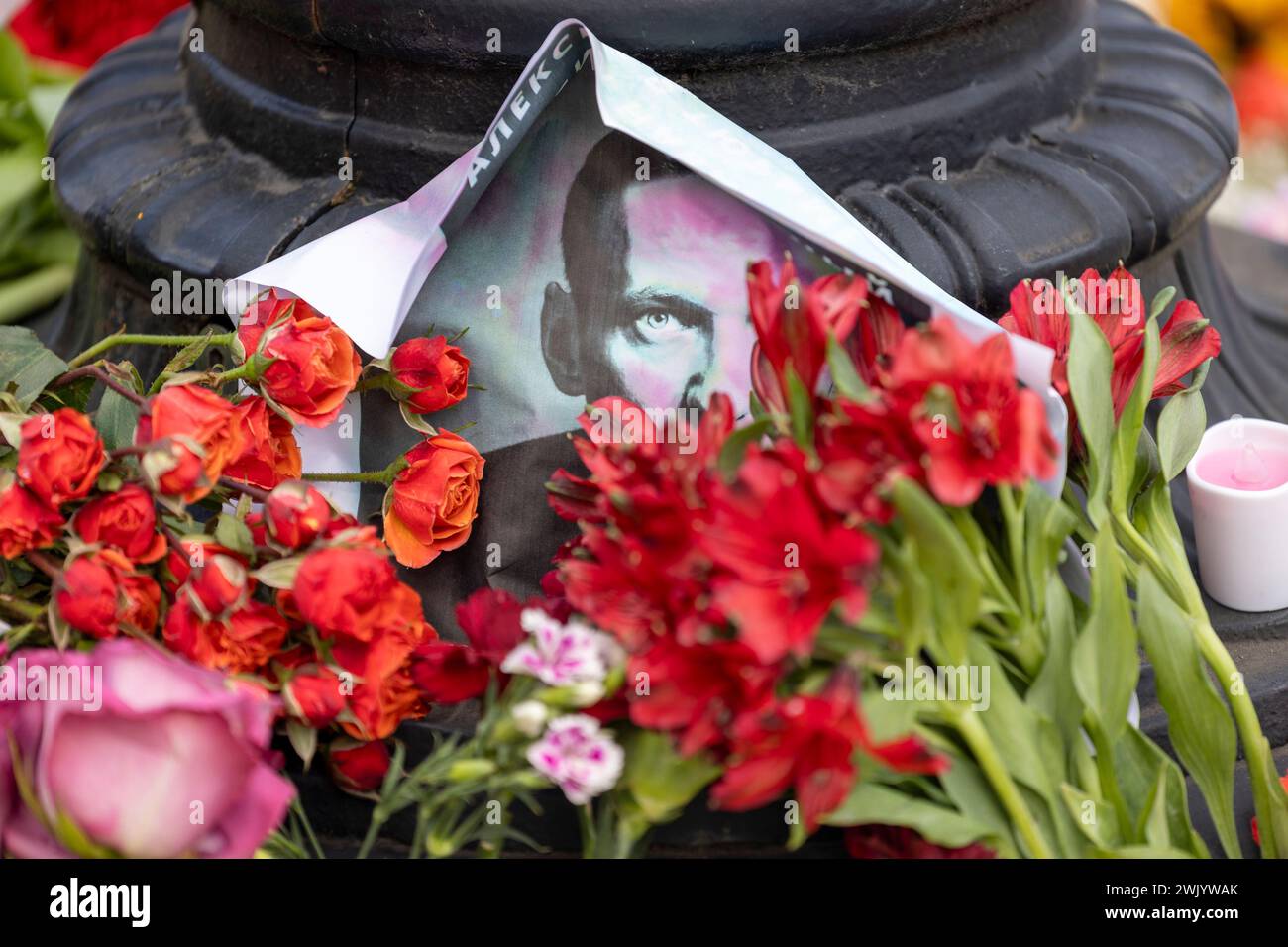 Washington, District of Columbia, USA. Februar 2024. Am Samstag, den 17. Februar 2024, treffen sich die Trauernden vor der russischen Botschaft in Washington, District of Columbia, um an Alexej Anatoljewitsch Nawalny zu erinnern, einen russischen Oppositionsführer, Anwalt, Anti-Korruptions-Aktivist und politischen Gefangenen, der gestern im Gefängnis starb. (Kreditbild: © Eric Kayne/ZUMA Press Wire) NUR REDAKTIONELLE VERWENDUNG! Nicht für kommerzielle ZWECKE! Stockfoto