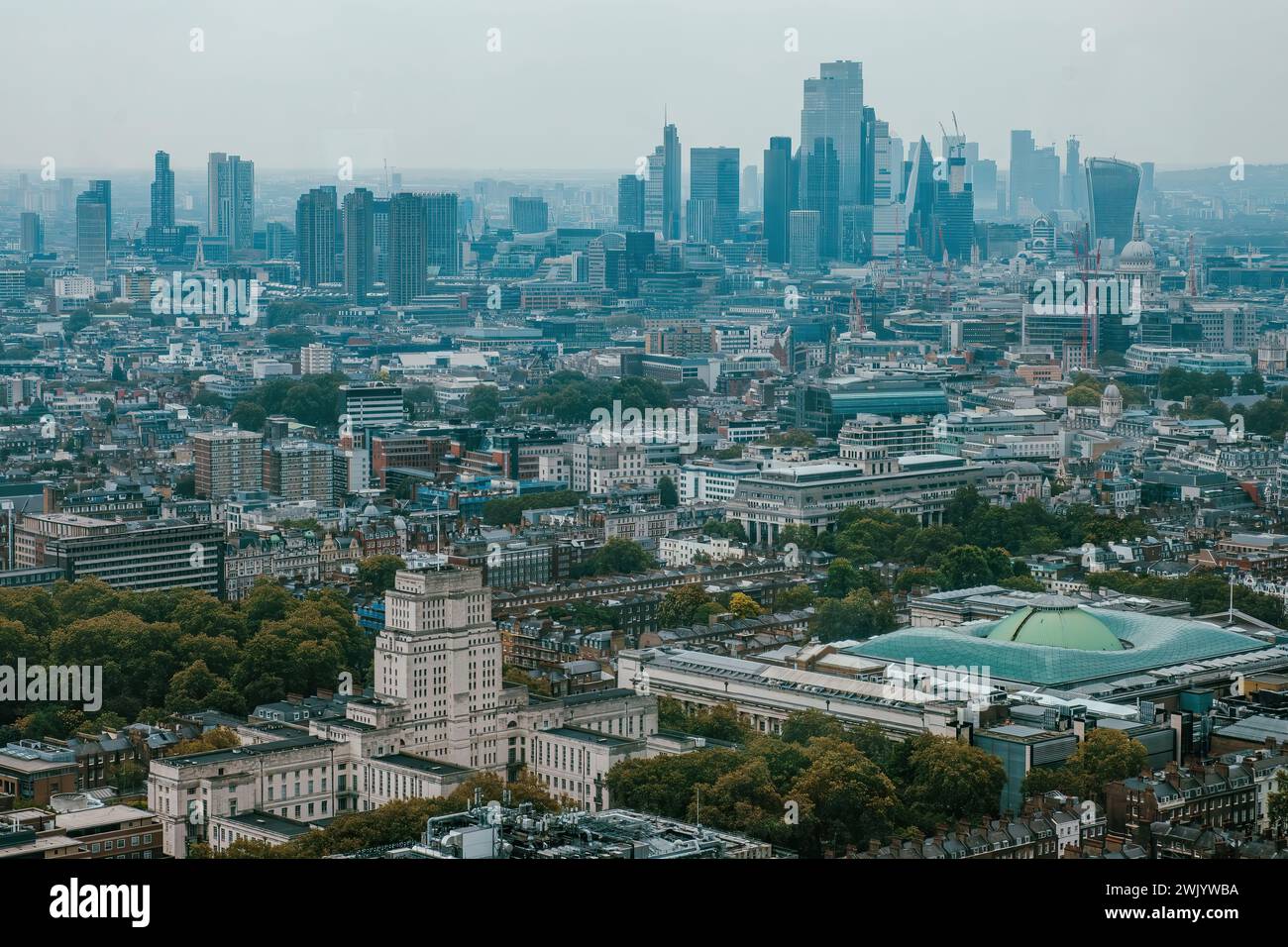 London aus der Vogelperspektive mit Blick nach Osten in Richtung der Finanzhochhäuser der City & Canary Wharf. Einschließlich Senate House, Walkie Talkie & British Museum. Stockfoto