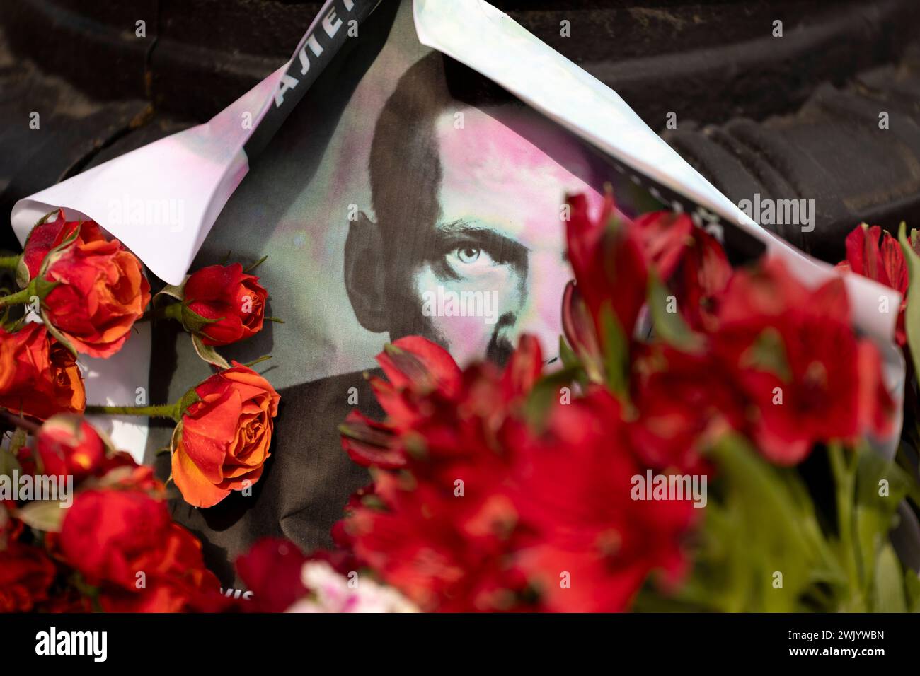 Washington, District of Columbia, USA. Februar 2024. Am Samstag, den 17. Februar 2024, treffen sich die Trauernden vor der russischen Botschaft in Washington, District of Columbia, um an Alexej Anatoljewitsch Nawalny zu erinnern, einen russischen Oppositionsführer, Anwalt, Anti-Korruptions-Aktivist und politischen Gefangenen, der gestern im Gefängnis starb. (Kreditbild: © Eric Kayne/ZUMA Press Wire) NUR REDAKTIONELLE VERWENDUNG! Nicht für kommerzielle ZWECKE! Stockfoto