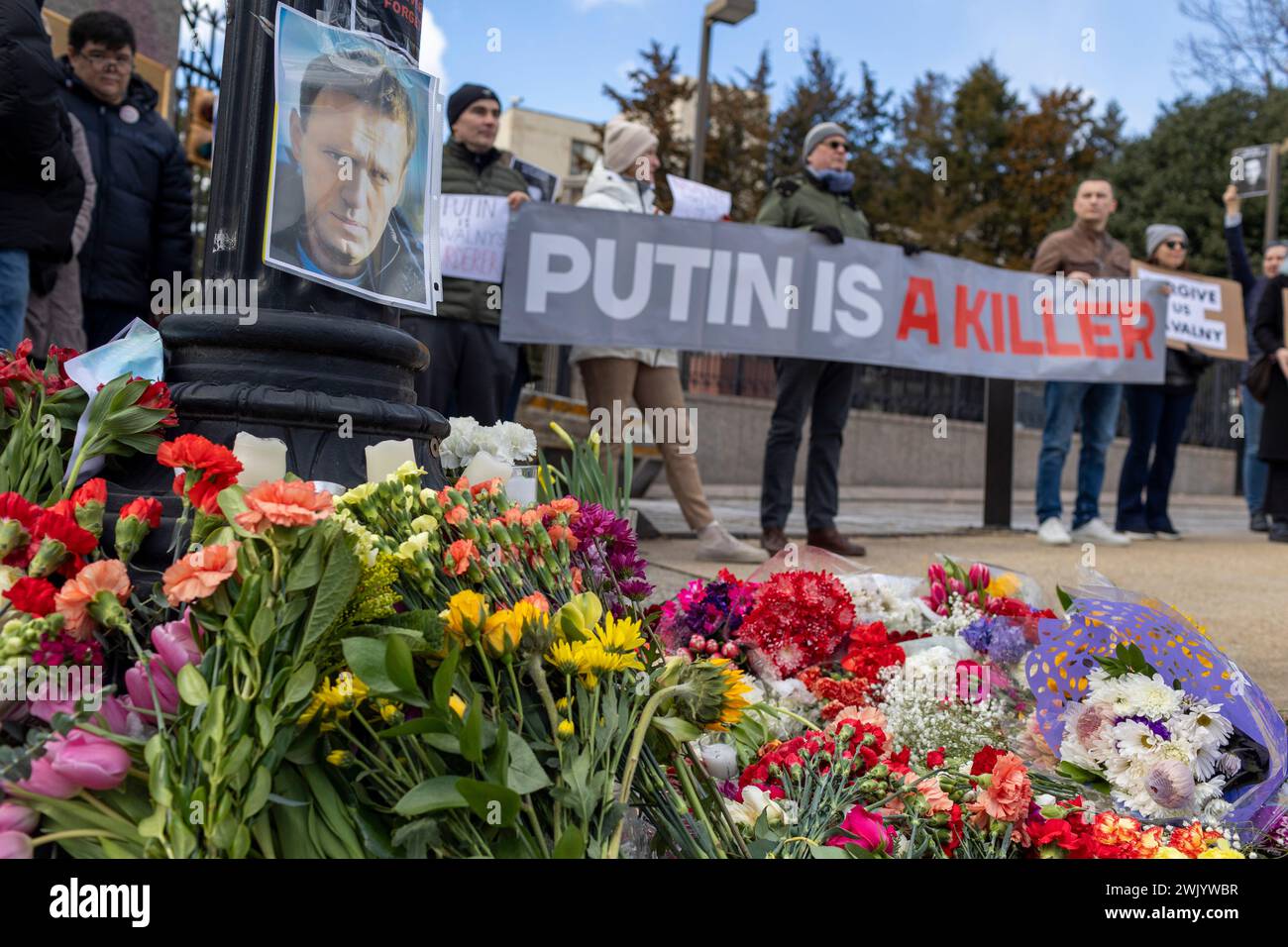 Washington, District of Columbia, USA. Februar 2024. Am Samstag, den 17. Februar 2024, treffen sich die Trauernden vor der russischen Botschaft in Washington, District of Columbia, um an Alexej Anatoljewitsch Nawalny zu erinnern, einen russischen Oppositionsführer, Anwalt, Anti-Korruptions-Aktivist und politischen Gefangenen, der gestern im Gefängnis starb. (Kreditbild: © Eric Kayne/ZUMA Press Wire) NUR REDAKTIONELLE VERWENDUNG! Nicht für kommerzielle ZWECKE! Stockfoto