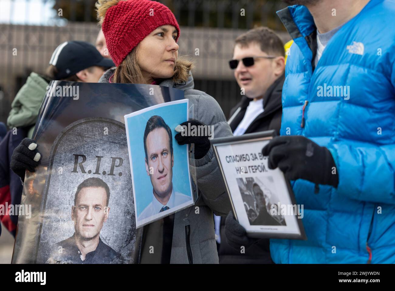 Washington, District of Columbia, USA. Februar 2024. Am Samstag, den 17. Februar 2024, treffen sich die Trauernden vor der russischen Botschaft in Washington, District of Columbia, um an Alexej Anatoljewitsch Nawalny zu erinnern, einen russischen Oppositionsführer, Anwalt, Anti-Korruptions-Aktivist und politischen Gefangenen, der gestern im Gefängnis starb. (Kreditbild: © Eric Kayne/ZUMA Press Wire) NUR REDAKTIONELLE VERWENDUNG! Nicht für kommerzielle ZWECKE! Stockfoto