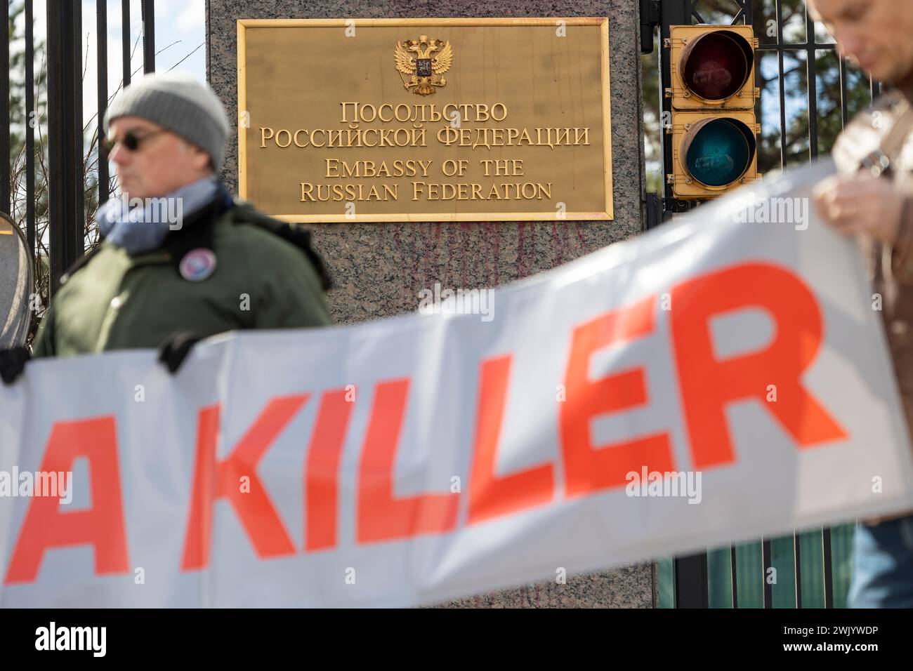 Washington, District of Columbia, USA. Februar 2024. Am Samstag, den 17. Februar 2024, treffen sich die Trauernden vor der russischen Botschaft in Washington, District of Columbia, um an Alexej Anatoljewitsch Nawalny zu erinnern, einen russischen Oppositionsführer, Anwalt, Anti-Korruptions-Aktivist und politischen Gefangenen, der gestern im Gefängnis starb. (Kreditbild: © Eric Kayne/ZUMA Press Wire) NUR REDAKTIONELLE VERWENDUNG! Nicht für kommerzielle ZWECKE! Stockfoto