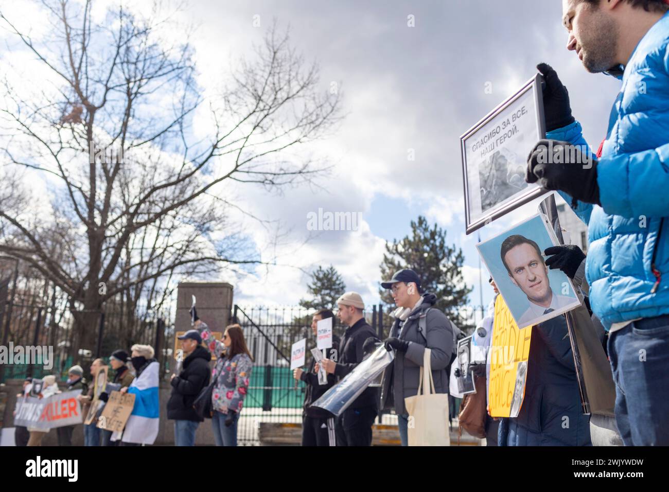 Washington, District of Columbia, USA. Februar 2024. Am Samstag, den 17. Februar 2024, treffen sich die Trauernden vor der russischen Botschaft in Washington, District of Columbia, um an Alexej Anatoljewitsch Nawalny zu erinnern, einen russischen Oppositionsführer, Anwalt, Anti-Korruptions-Aktivist und politischen Gefangenen, der gestern im Gefängnis starb. (Kreditbild: © Eric Kayne/ZUMA Press Wire) NUR REDAKTIONELLE VERWENDUNG! Nicht für kommerzielle ZWECKE! Stockfoto