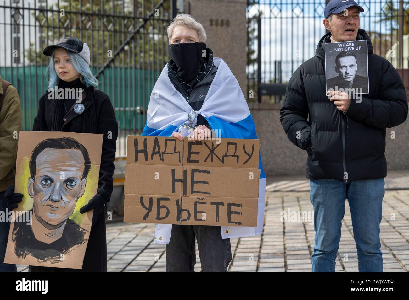 Washington, District of Columbia, USA. Februar 2024. Am Samstag, den 17. Februar 2024, treffen sich die Trauernden vor der russischen Botschaft in Washington, District of Columbia, um an Alexej Anatoljewitsch Nawalny zu erinnern, einen russischen Oppositionsführer, Anwalt, Anti-Korruptions-Aktivist und politischen Gefangenen, der gestern im Gefängnis starb. (Kreditbild: © Eric Kayne/ZUMA Press Wire) NUR REDAKTIONELLE VERWENDUNG! Nicht für kommerzielle ZWECKE! Stockfoto