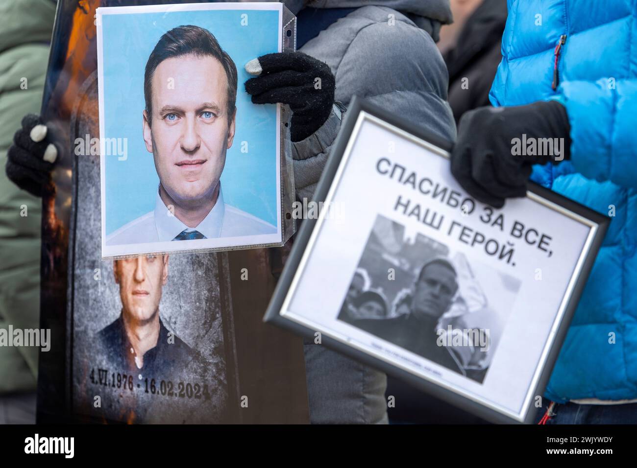Washington, District of Columbia, USA. Februar 2024. Am Samstag, den 17. Februar 2024, treffen sich die Trauernden vor der russischen Botschaft in Washington, District of Columbia, um an Alexej Anatoljewitsch Nawalny zu erinnern, einen russischen Oppositionsführer, Anwalt, Anti-Korruptions-Aktivist und politischen Gefangenen, der gestern im Gefängnis starb. (Kreditbild: © Eric Kayne/ZUMA Press Wire) NUR REDAKTIONELLE VERWENDUNG! Nicht für kommerzielle ZWECKE! Stockfoto