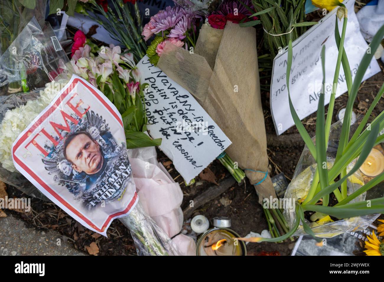 Washington, District of Columbia, USA. Februar 2024. Am Samstag, den 17. Februar 2024, treffen sich die Trauernden vor der russischen Botschaft in Washington, District of Columbia, um an Alexej Anatoljewitsch Nawalny zu erinnern, einen russischen Oppositionsführer, Anwalt, Anti-Korruptions-Aktivist und politischen Gefangenen, der gestern im Gefängnis starb. (Kreditbild: © Eric Kayne/ZUMA Press Wire) NUR REDAKTIONELLE VERWENDUNG! Nicht für kommerzielle ZWECKE! Stockfoto