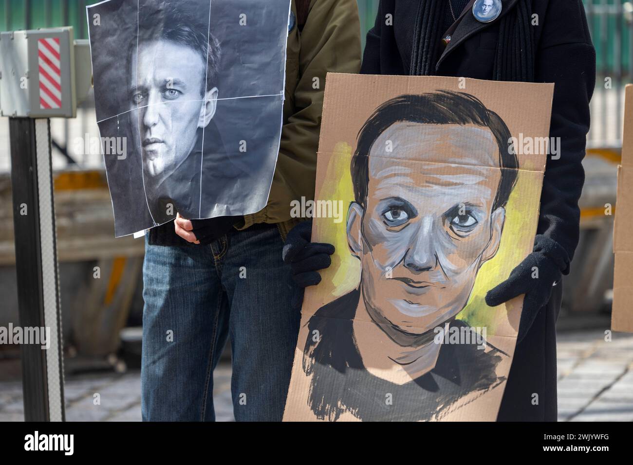 Washington, District of Columbia, USA. Februar 2024. Am Samstag, den 17. Februar 2024, treffen sich die Trauernden vor der russischen Botschaft in Washington, District of Columbia, um an Alexej Anatoljewitsch Nawalny zu erinnern, einen russischen Oppositionsführer, Anwalt, Anti-Korruptions-Aktivist und politischen Gefangenen, der gestern im Gefängnis starb. (Kreditbild: © Eric Kayne/ZUMA Press Wire) NUR REDAKTIONELLE VERWENDUNG! Nicht für kommerzielle ZWECKE! Stockfoto