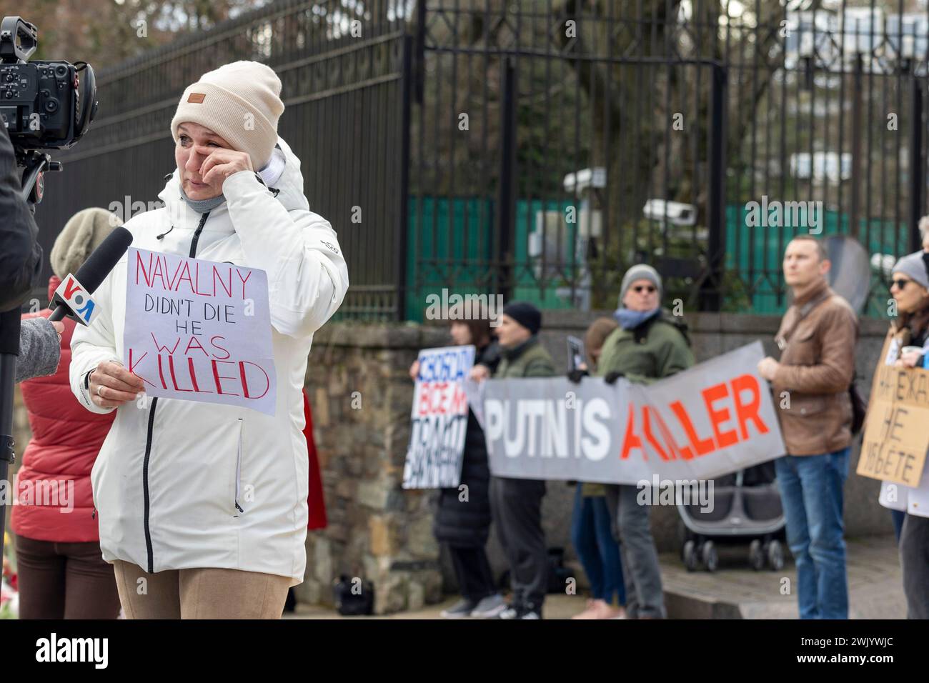 Washington, District of Columbia, USA. Februar 2024. Am Samstag, den 17. Februar 2024, treffen sich die Trauernden vor der russischen Botschaft in Washington, District of Columbia, um an Alexej Anatoljewitsch Nawalny zu erinnern, einen russischen Oppositionsführer, Anwalt, Anti-Korruptions-Aktivist und politischen Gefangenen, der gestern im Gefängnis starb. (Kreditbild: © Eric Kayne/ZUMA Press Wire) NUR REDAKTIONELLE VERWENDUNG! Nicht für kommerzielle ZWECKE! Stockfoto