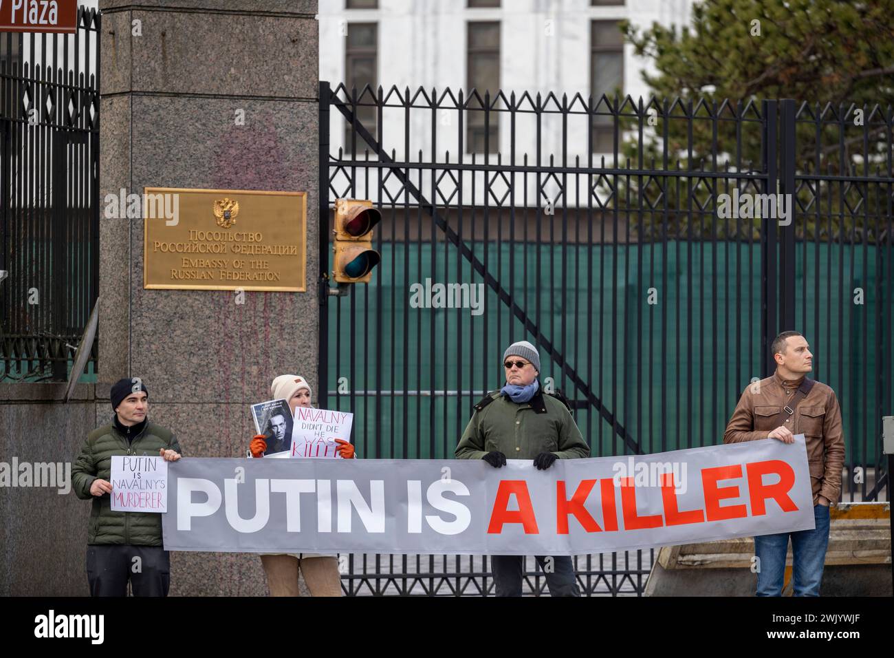 Washington, District of Columbia, USA. Februar 2024. Am Samstag, den 17. Februar 2024, treffen sich die Trauernden vor der russischen Botschaft in Washington, District of Columbia, um an Alexej Anatoljewitsch Nawalny zu erinnern, einen russischen Oppositionsführer, Anwalt, Anti-Korruptions-Aktivist und politischen Gefangenen, der gestern im Gefängnis starb. (Kreditbild: © Eric Kayne/ZUMA Press Wire) NUR REDAKTIONELLE VERWENDUNG! Nicht für kommerzielle ZWECKE! Stockfoto