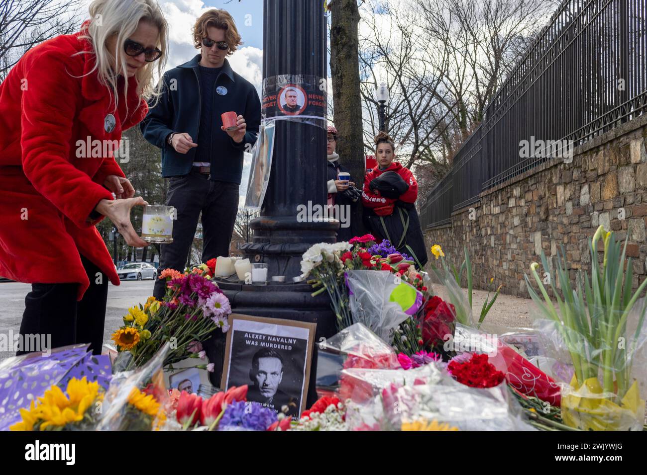 Washington, District of Columbia, USA. Februar 2024. Am Samstag, den 17. Februar 2024, treffen sich die Trauernden vor der russischen Botschaft in Washington, District of Columbia, um an Alexej Anatoljewitsch Nawalny zu erinnern, einen russischen Oppositionsführer, Anwalt, Anti-Korruptions-Aktivist und politischen Gefangenen, der gestern im Gefängnis starb. (Kreditbild: © Eric Kayne/ZUMA Press Wire) NUR REDAKTIONELLE VERWENDUNG! Nicht für kommerzielle ZWECKE! Stockfoto