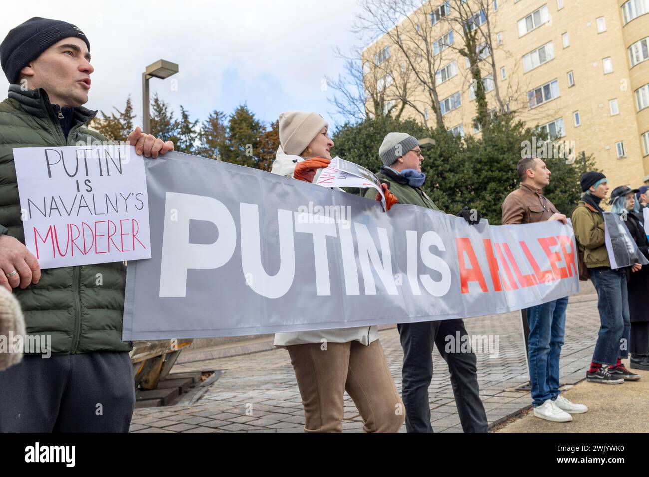 Washington, District of Columbia, USA. Februar 2024. Am Samstag, den 17. Februar 2024, treffen sich die Trauernden vor der russischen Botschaft in Washington, District of Columbia, um an Alexej Anatoljewitsch Nawalny zu erinnern, einen russischen Oppositionsführer, Anwalt, Anti-Korruptions-Aktivist und politischen Gefangenen, der gestern im Gefängnis starb. (Kreditbild: © Eric Kayne/ZUMA Press Wire) NUR REDAKTIONELLE VERWENDUNG! Nicht für kommerzielle ZWECKE! Stockfoto