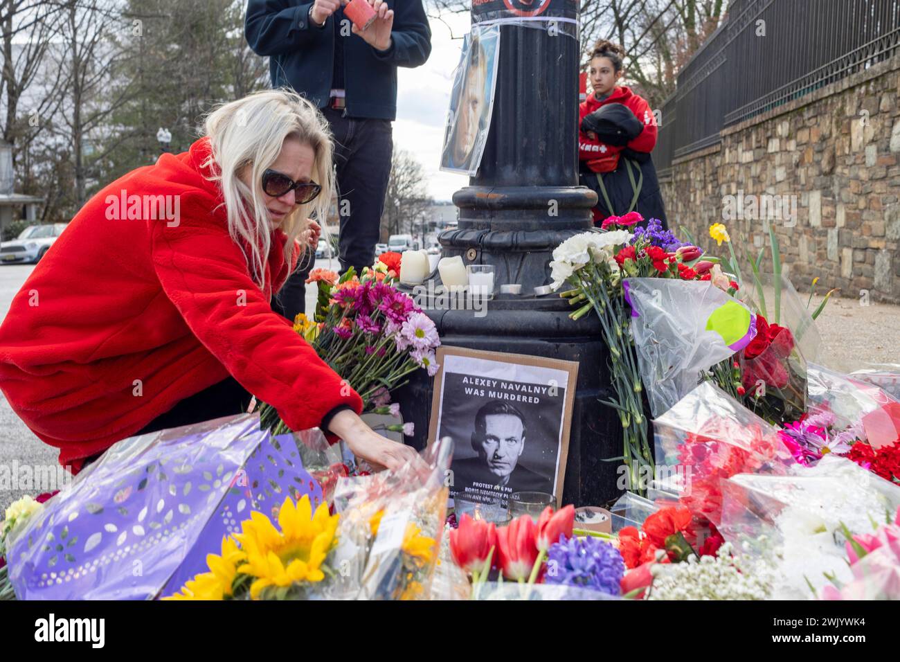 Washington, District of Columbia, USA. Februar 2024. Am Samstag, den 17. Februar 2024, treffen sich die Trauernden vor der russischen Botschaft in Washington, District of Columbia, um an Alexej Anatoljewitsch Nawalny zu erinnern, einen russischen Oppositionsführer, Anwalt, Anti-Korruptions-Aktivist und politischen Gefangenen, der gestern im Gefängnis starb. (Kreditbild: © Eric Kayne/ZUMA Press Wire) NUR REDAKTIONELLE VERWENDUNG! Nicht für kommerzielle ZWECKE! Stockfoto