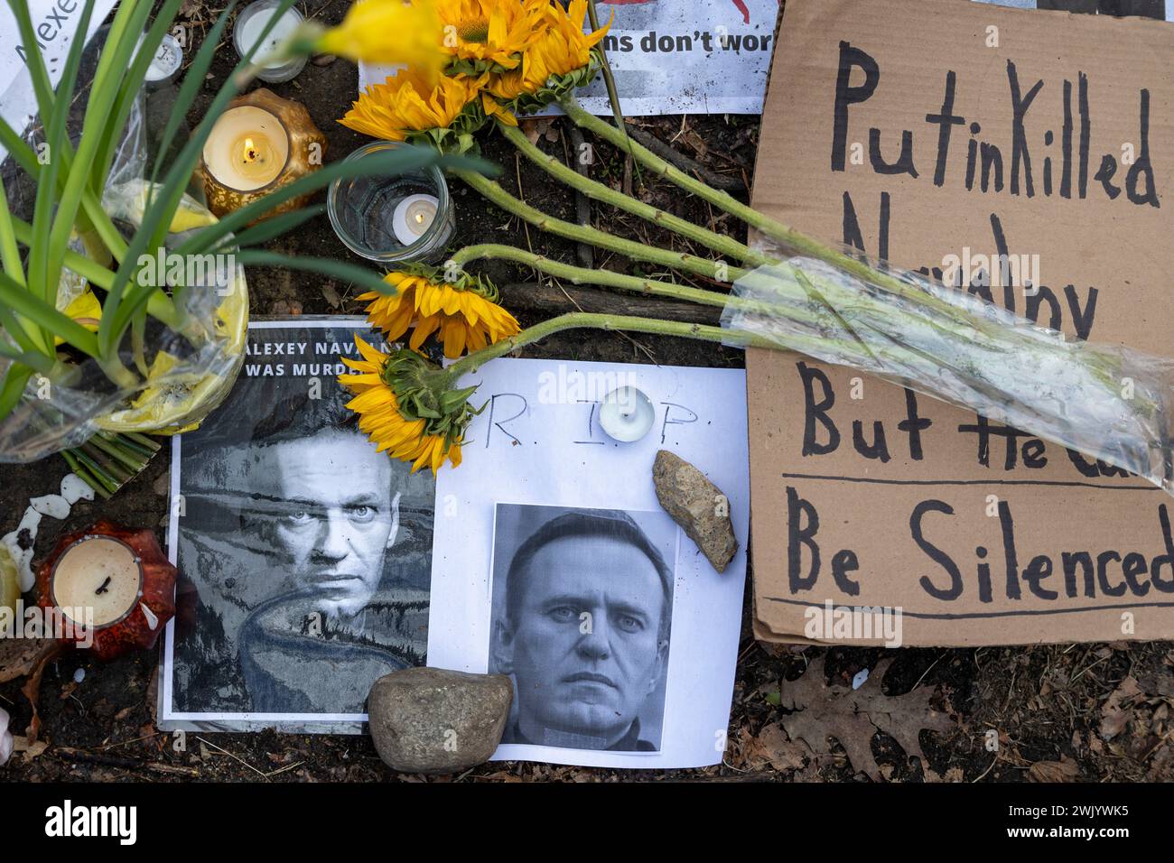 Washington, District of Columbia, USA. Februar 2024. Am Samstag, den 17. Februar 2024, treffen sich die Trauernden vor der russischen Botschaft in Washington, District of Columbia, um an Alexej Anatoljewitsch Nawalny zu erinnern, einen russischen Oppositionsführer, Anwalt, Anti-Korruptions-Aktivist und politischen Gefangenen, der gestern im Gefängnis starb. (Kreditbild: © Eric Kayne/ZUMA Press Wire) NUR REDAKTIONELLE VERWENDUNG! Nicht für kommerzielle ZWECKE! Stockfoto