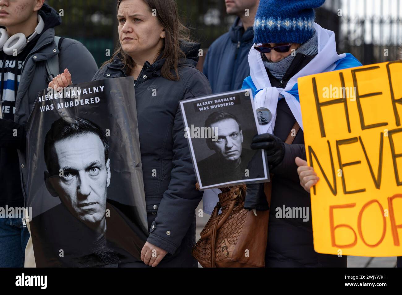 Washington, District of Columbia, USA. Februar 2024. Am Samstag, den 17. Februar 2024, treffen sich die Trauernden vor der russischen Botschaft in Washington, District of Columbia, um an Alexej Anatoljewitsch Nawalny zu erinnern, einen russischen Oppositionsführer, Anwalt, Anti-Korruptions-Aktivist und politischen Gefangenen, der gestern im Gefängnis starb. (Kreditbild: © Eric Kayne/ZUMA Press Wire) NUR REDAKTIONELLE VERWENDUNG! Nicht für kommerzielle ZWECKE! Stockfoto