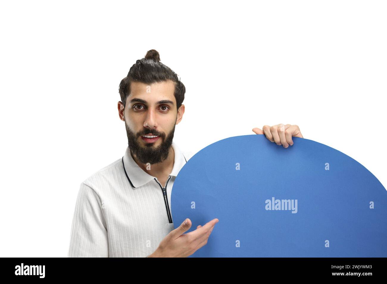 Ein Mann aus der Nähe auf weißem Hintergrund zeigt ein blaues Kommentarzeichen Stockfoto