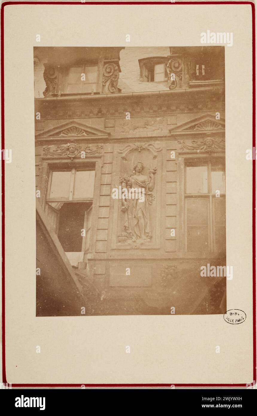 Anonym, Skulptur der Fassade, Hôtel de Sully, Rue Saint-Antoine 62, 4. Arrondissement, Paris. (Dummy-Titel). Albuminpapier zeichnet. Carnavalet Museum, Geschichte von Paris. Stockfoto
