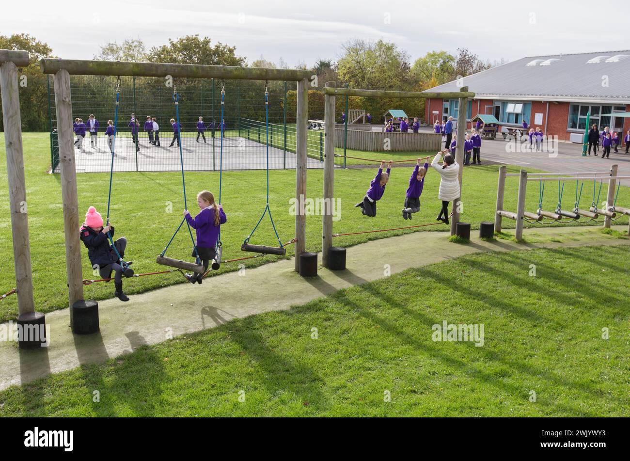 Kinder, die in einer britischen Grundschule im Freien spielen. Stockfoto