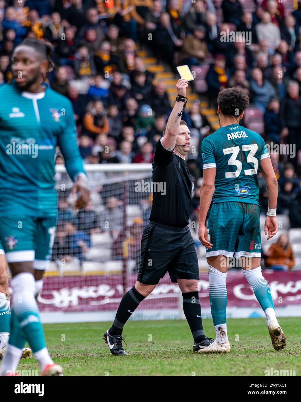 BRADFORD, GROSSBRITANNIEN. Februar 2024. EFL-TROPHÄE: Bradford City AFC gegen Sutton United. Lee Angol von Sutton United zeigt eine gelbe Karte von Schiedsrichter Marc Edwards Credit Paul B Whitehurst/Alamy Live News Stockfoto