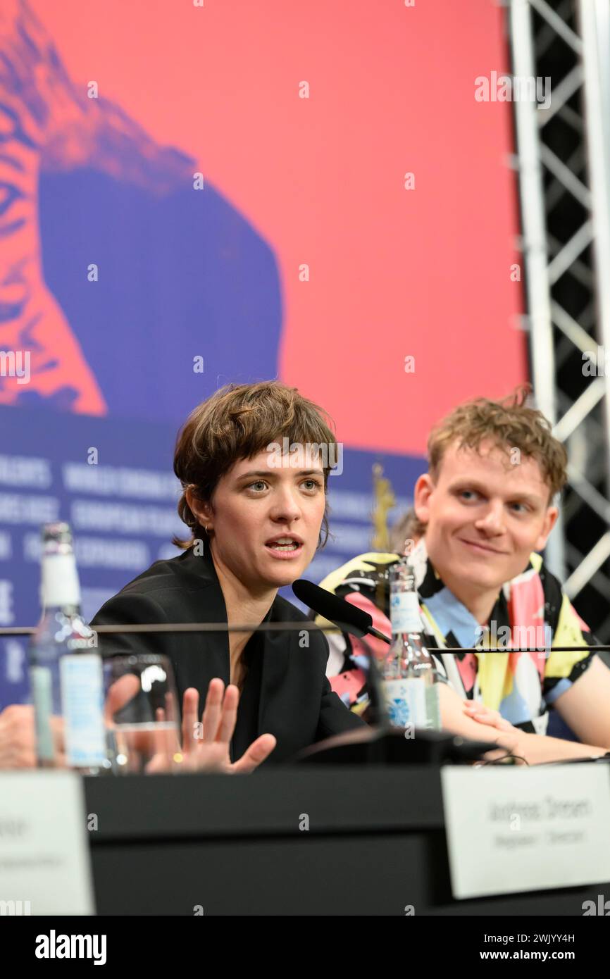 Liv Lisa Fries und Johannes Hegemann bei der Pressekonferenz zum Film IN LIEBE, EURE HILDE von Andreas Dresen Regisseur / Regisseurin Liv Lisa Fries Schauspielerin / Schauspieler Johannes Hegemann Schauspieler / Schauspielerin Laila Stieler Drehbuchautorin / Drehbuchautorin Claudia Steffen Produzentin / Produzent Christoph Friedel Produzent / Produzentin / Produzent Moderation: Verena von Stackelberg Berlinale Filmfestival PK *** Liv Lisa Fries und Johannes Hegemann bei der Pressekonferenz zum Film IN LIEBE, EURE HILDE von Andreas Dresen Regie Liv Lisa Fries Schauspielerin Johannes Hegemann Schauspielerin Laila Stieler Screenwri Stockfoto